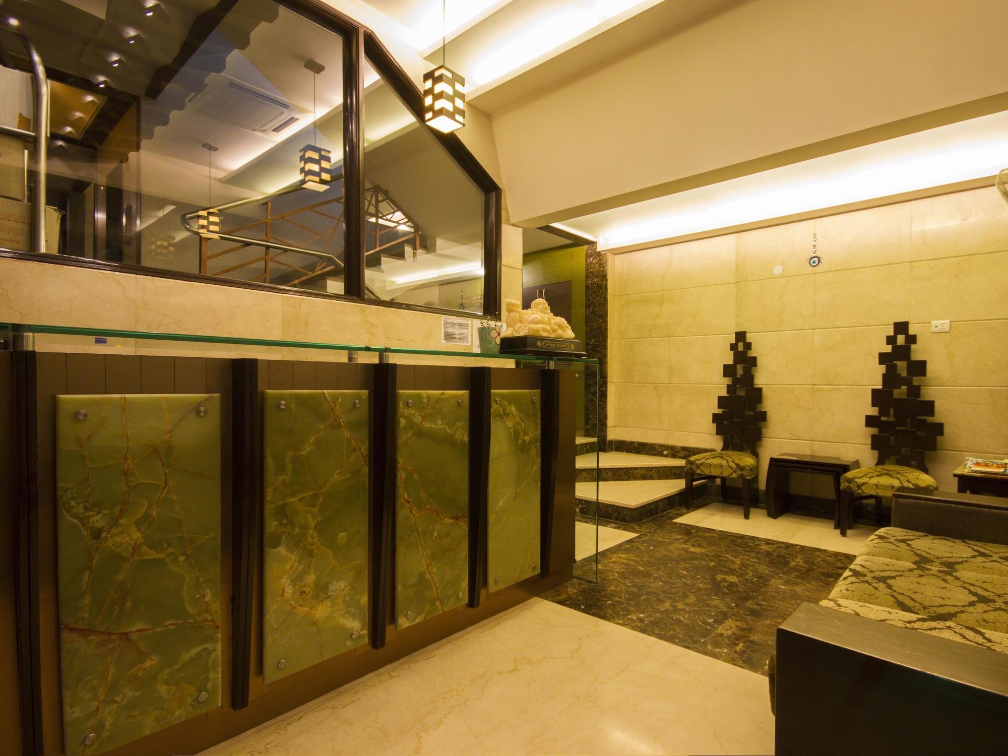 Hotel Sunstar Heights Делхи Екстериор снимка