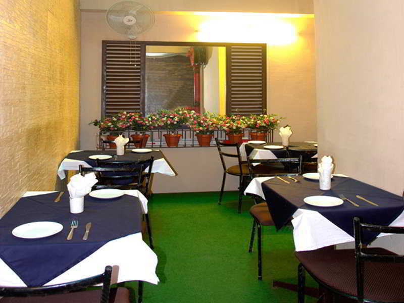 Hotel Sunstar Heights Делхи Екстериор снимка