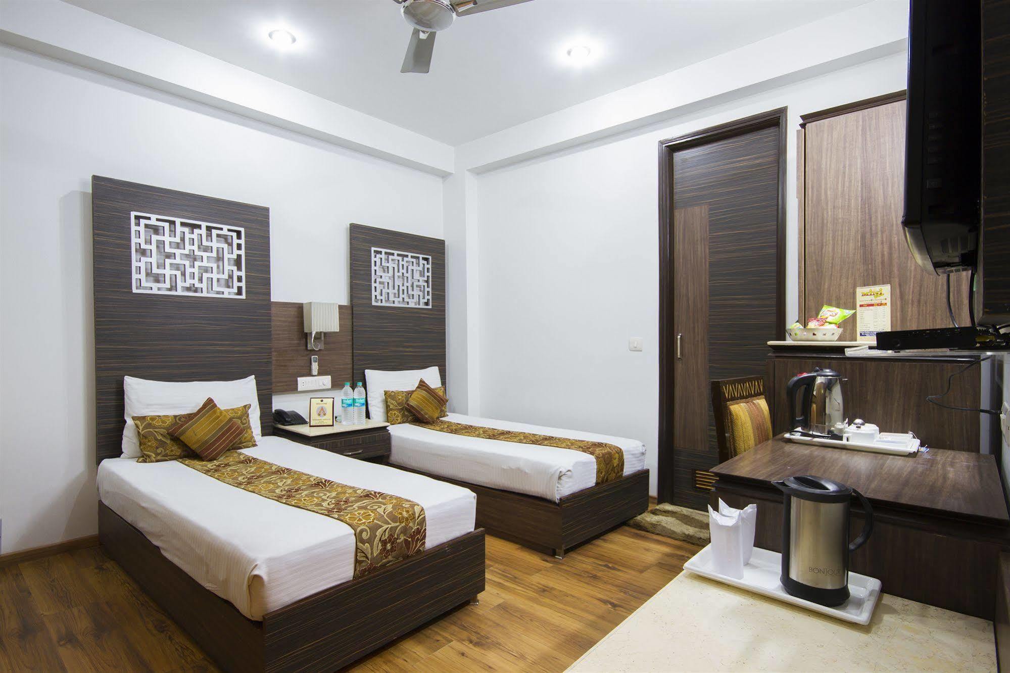 Hotel Sunstar Heights Делхи Екстериор снимка
