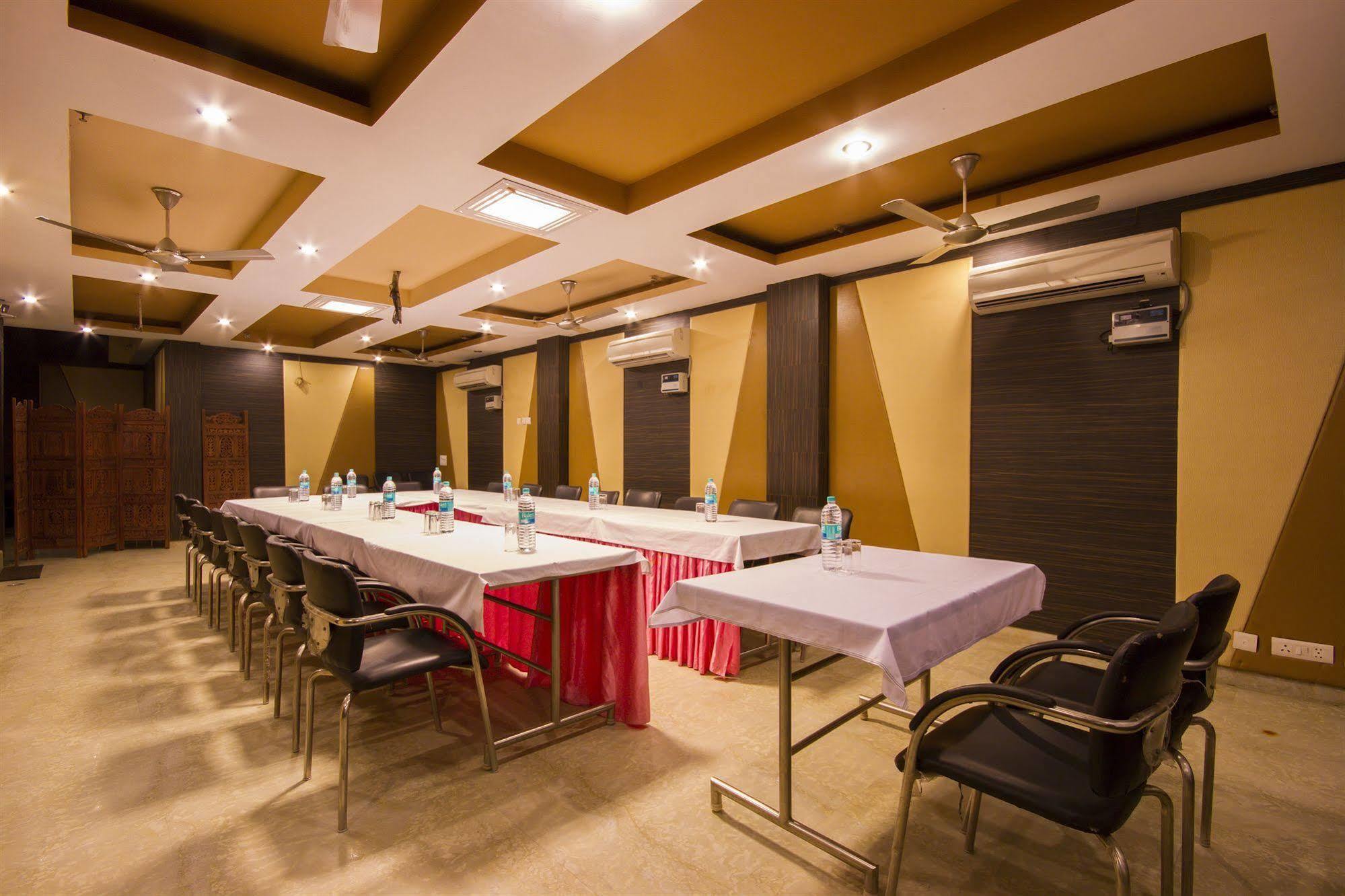 Hotel Sunstar Heights Делхи Екстериор снимка