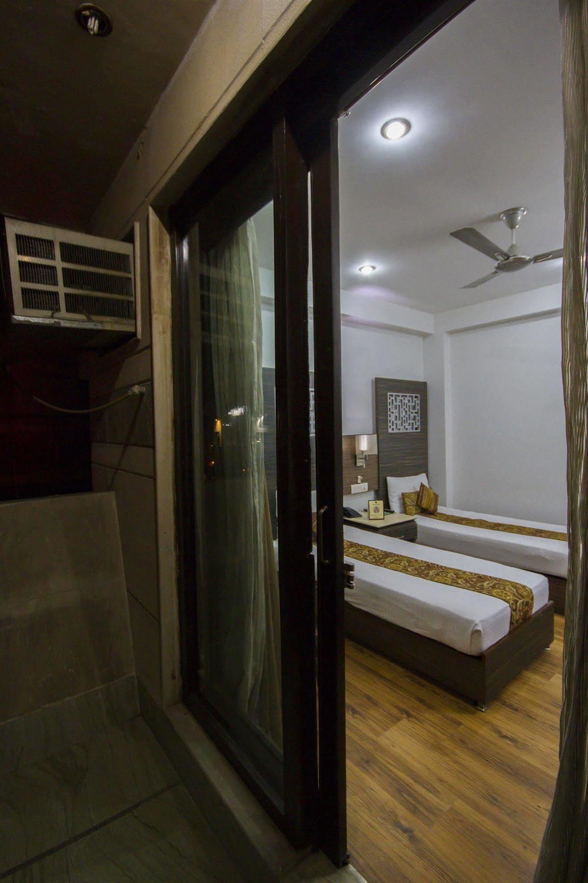 Hotel Sunstar Heights Делхи Екстериор снимка