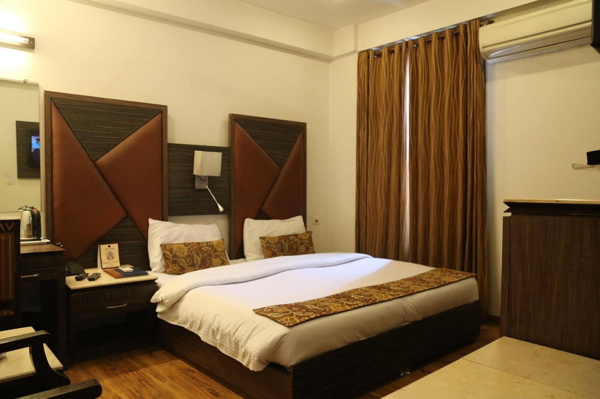 Hotel Sunstar Heights Делхи Екстериор снимка